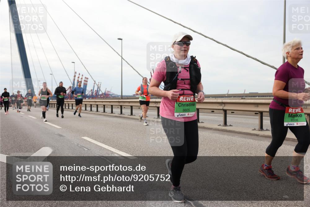 03.10.2025 - Köhlbrandbrückenlauf Lena Gebhardt http://msf.ph/oto/9205752 03.10.2025 16:02:27 Position 2 8605, 8508 meine-sportfotos.de