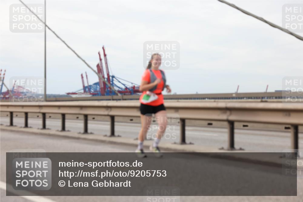 03.10.2025 - Köhlbrandbrückenlauf Lena Gebhardt http://msf.ph/oto/9205753 03.10.2025 16:02:28 Position 2  meine-sportfotos.de