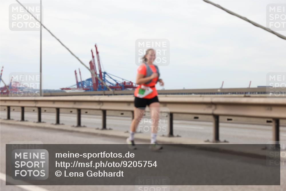 03.10.2025 - Köhlbrandbrückenlauf Lena Gebhardt http://msf.ph/oto/9205754 03.10.2025 16:02:28 Position 2  meine-sportfotos.de