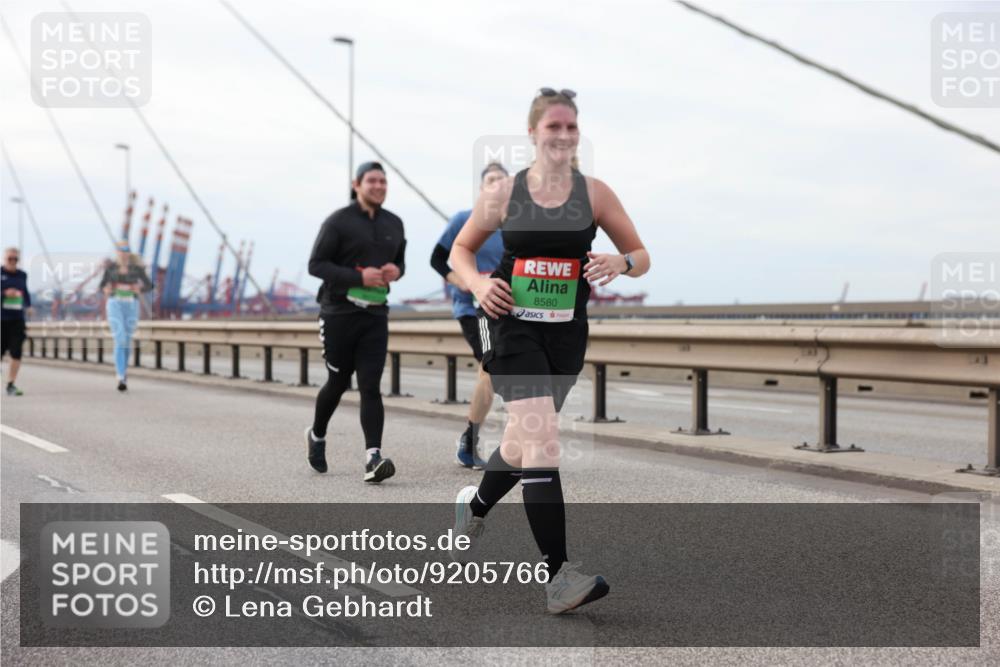 03.10.2025 - Köhlbrandbrückenlauf Lena Gebhardt http://msf.ph/oto/9205766 03.10.2025 16:02:31 Position 2 8580, 73 meine-sportfotos.de
