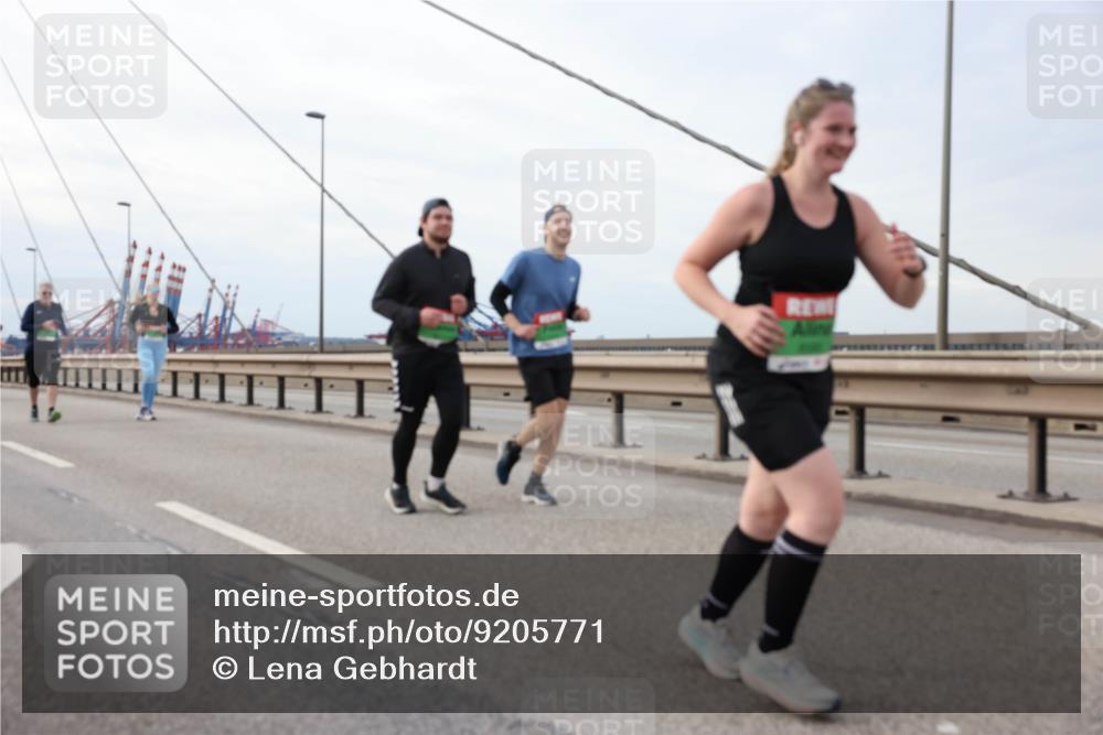 03.10.2025 - Köhlbrandbrückenlauf Lena Gebhardt http://msf.ph/oto/9205771 03.10.2025 16:02:31 Position 2  meine-sportfotos.de