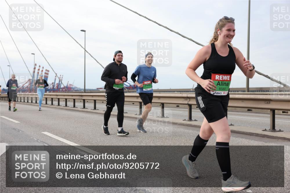 03.10.2025 - Köhlbrandbrückenlauf Lena Gebhardt http://msf.ph/oto/9205772 03.10.2025 16:02:31 Position 2 8471, 8580 meine-sportfotos.de