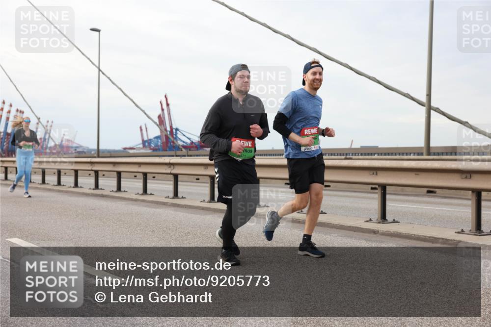 03.10.2025 - Köhlbrandbrückenlauf Lena Gebhardt http://msf.ph/oto/9205773 03.10.2025 16:02:32 Position 2 471 meine-sportfotos.de