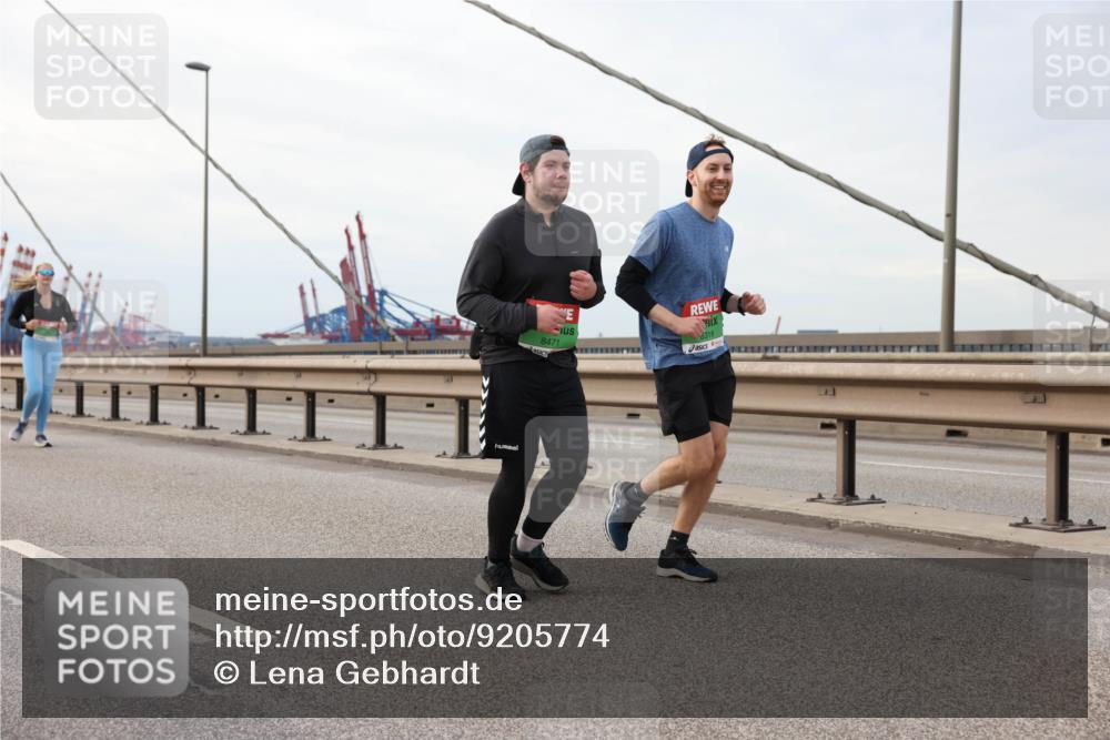 03.10.2025 - Köhlbrandbrückenlauf Lena Gebhardt http://msf.ph/oto/9205774 03.10.2025 16:02:32 Position 2 8471, 318 meine-sportfotos.de