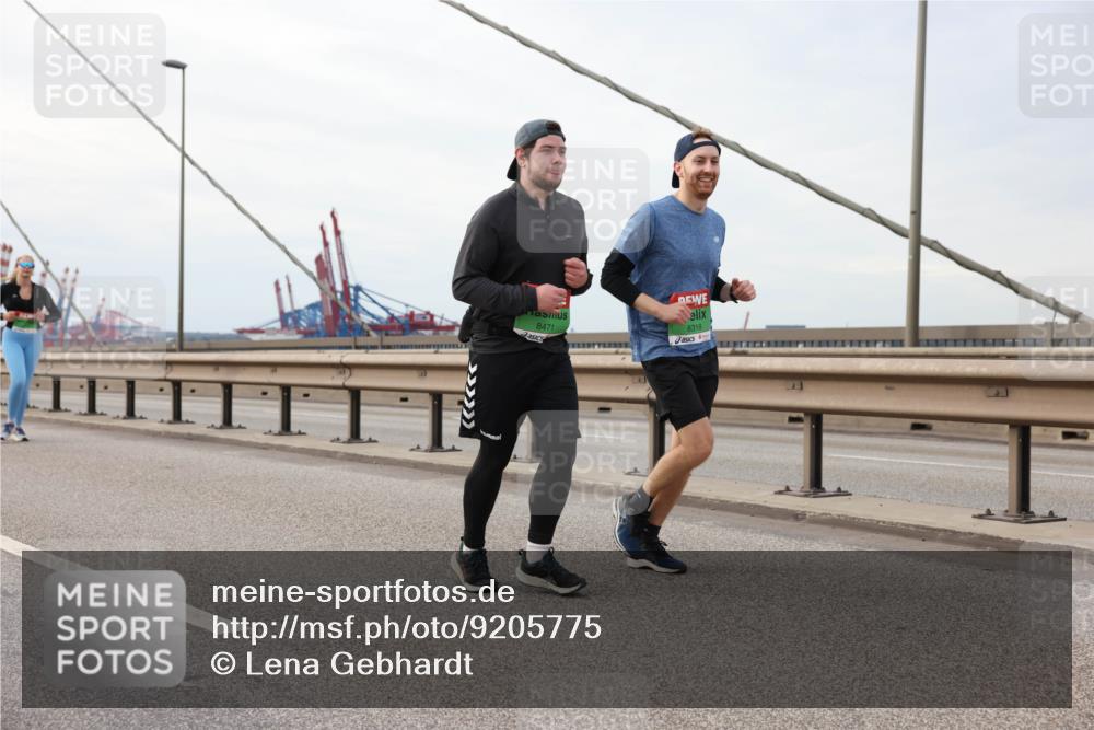03.10.2025 - Köhlbrandbrückenlauf Lena Gebhardt http://msf.ph/oto/9205775 03.10.2025 16:02:32 Position 2 8471, 8318 meine-sportfotos.de
