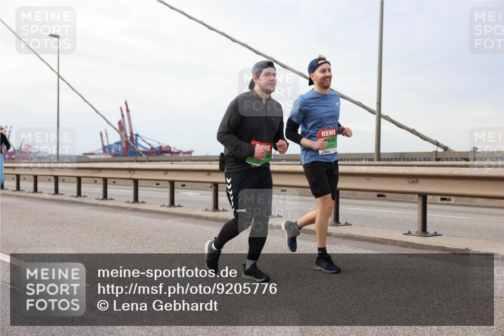 03.10.2025 - Köhlbrandbrückenlauf Lena Gebhardt http://msf.ph/oto/9205776 03.10.2025 16:02:32 Position 2 8318, 8471 meine-sportfotos.de