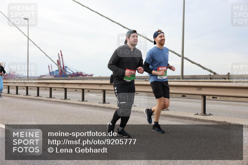 03.10.2025 - Köhlbrandbrückenlauf Lena Gebhardt http://msf.ph/oto/9205777 03.10.2025 16:02:32 Position 2 8471 meine-sportfotos.de