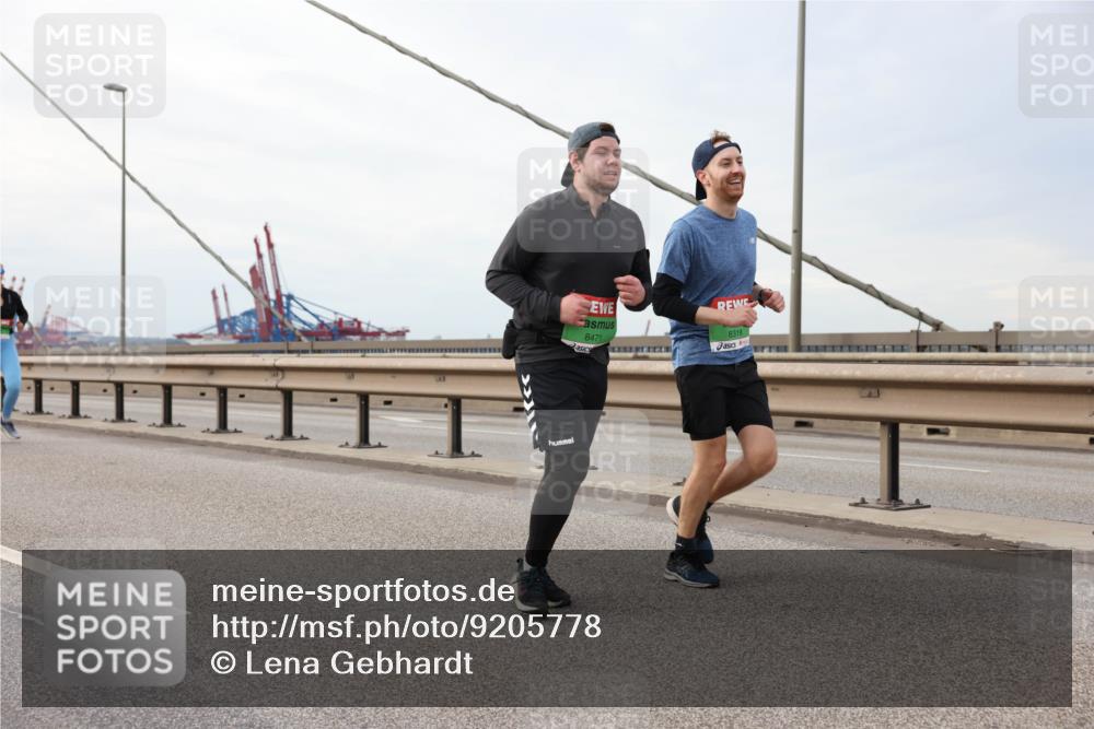 03.10.2025 - Köhlbrandbrückenlauf Lena Gebhardt http://msf.ph/oto/9205778 03.10.2025 16:02:32 Position 2 8471, 8318, 17111, 411 meine-sportfotos.de