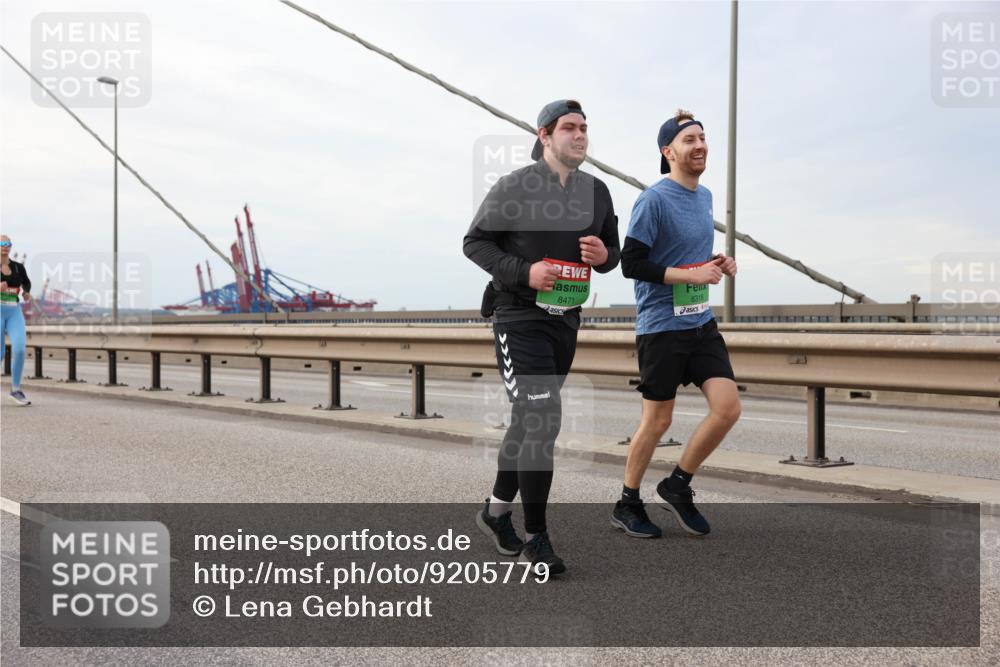 03.10.2025 - Köhlbrandbrückenlauf Lena Gebhardt http://msf.ph/oto/9205779 03.10.2025 16:02:32 Position 2 8471, 8318 meine-sportfotos.de