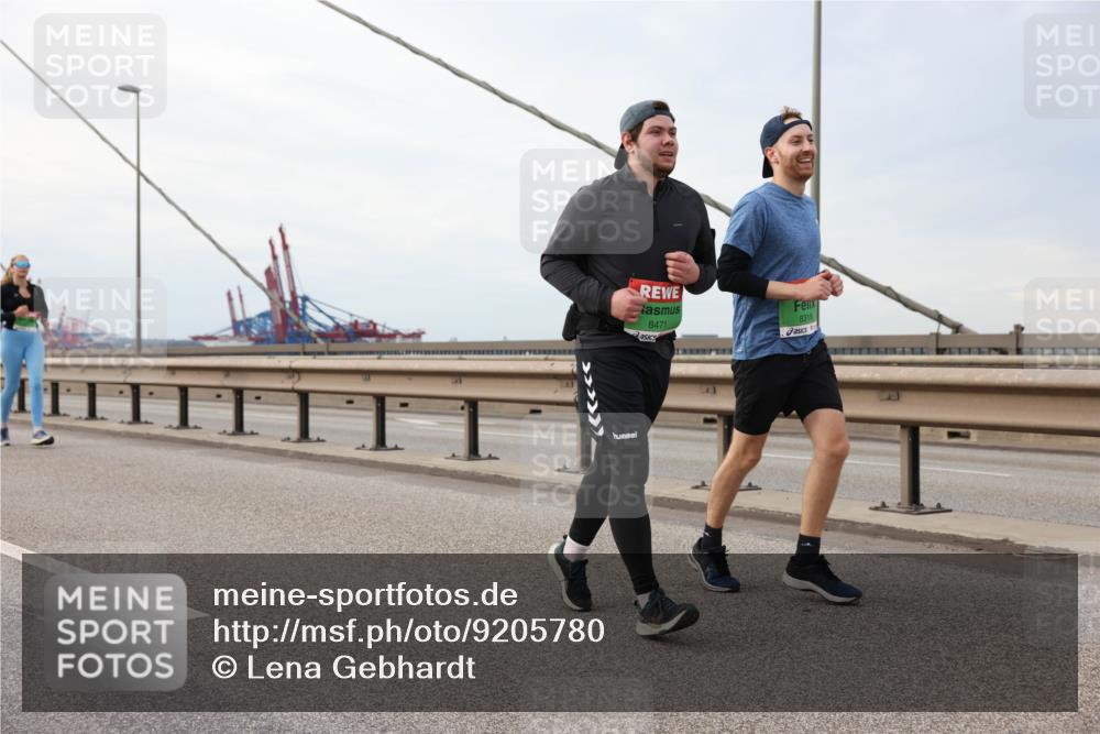 03.10.2025 - Köhlbrandbrückenlauf Lena Gebhardt http://msf.ph/oto/9205780 03.10.2025 16:02:33 Position 2 8471, 8318 meine-sportfotos.de