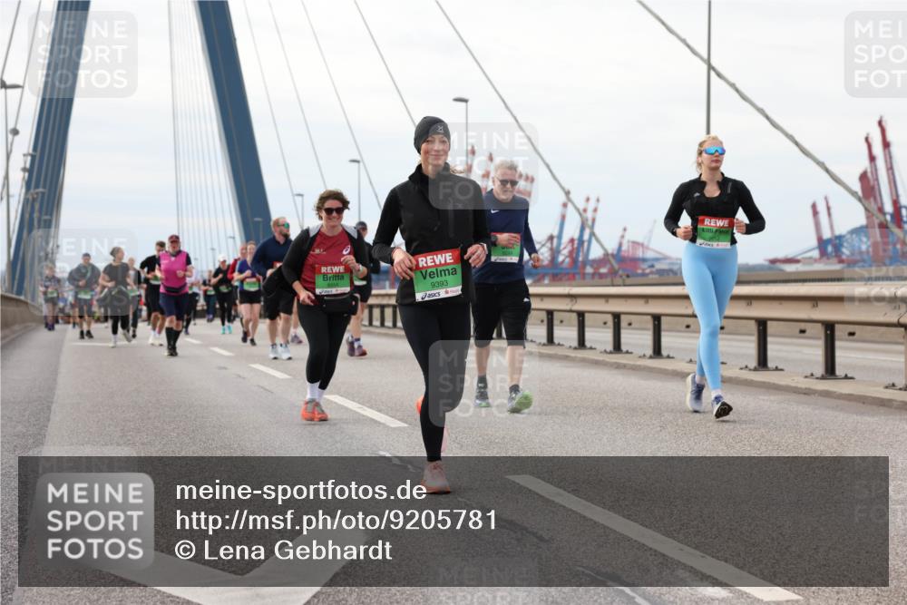 03.10.2025 - Köhlbrandbrückenlauf Lena Gebhardt http://msf.ph/oto/9205781 03.10.2025 16:02:34 Position 2 9393 meine-sportfotos.de