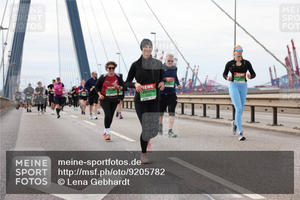 03.10.2025 - Köhlbrandbrückenlauf Lena Gebhardt http://msf.ph/oto/9205782 03.10.2025 16:02:34 Position 2 8554, 9393 meine-sportfotos.de