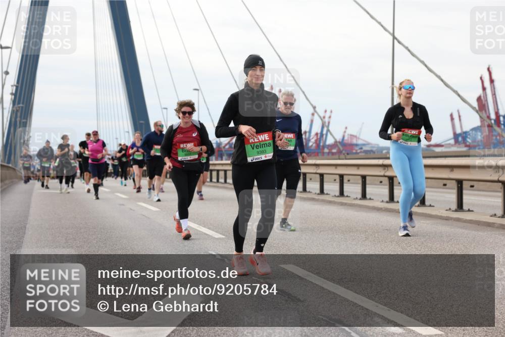 03.10.2025 - Köhlbrandbrückenlauf Lena Gebhardt http://msf.ph/oto/9205784 03.10.2025 16:02:34 Position 2 9393, 8952 meine-sportfotos.de