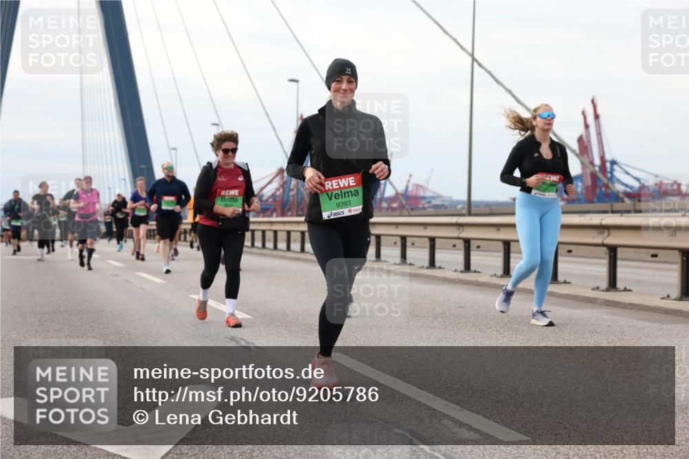 03.10.2025 - Köhlbrandbrückenlauf Lena Gebhardt http://msf.ph/oto/9205786 03.10.2025 16:02:34 Position 2 8554, 9393 meine-sportfotos.de