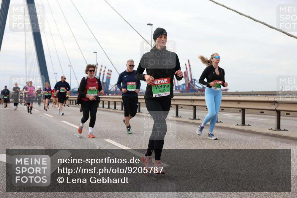 03.10.2025 - Köhlbrandbrückenlauf Lena Gebhardt http://msf.ph/oto/9205787 03.10.2025 16:02:35 Position 2 9393 meine-sportfotos.de