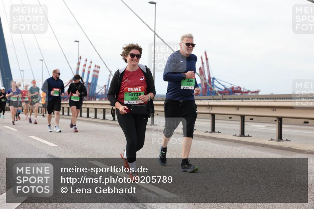 03.10.2025 - Köhlbrandbrückenlauf Lena Gebhardt http://msf.ph/oto/9205789 03.10.2025 16:02:36 Position 2 8554, 8244 meine-sportfotos.de