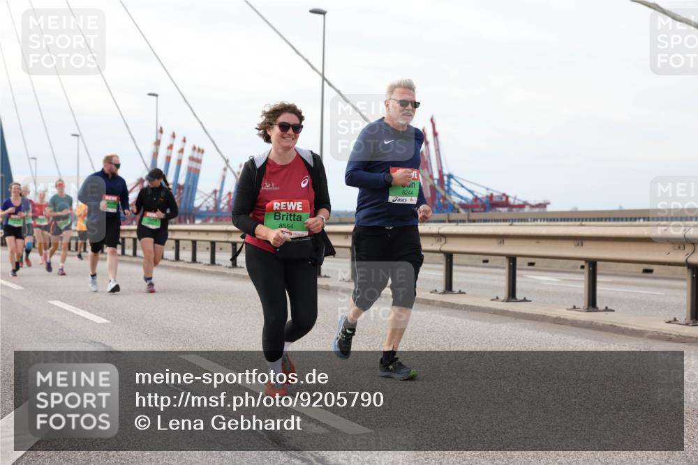 03.10.2025 - Köhlbrandbrückenlauf Lena Gebhardt http://msf.ph/oto/9205790 03.10.2025 16:02:36 Position 2 8554, 8244 meine-sportfotos.de