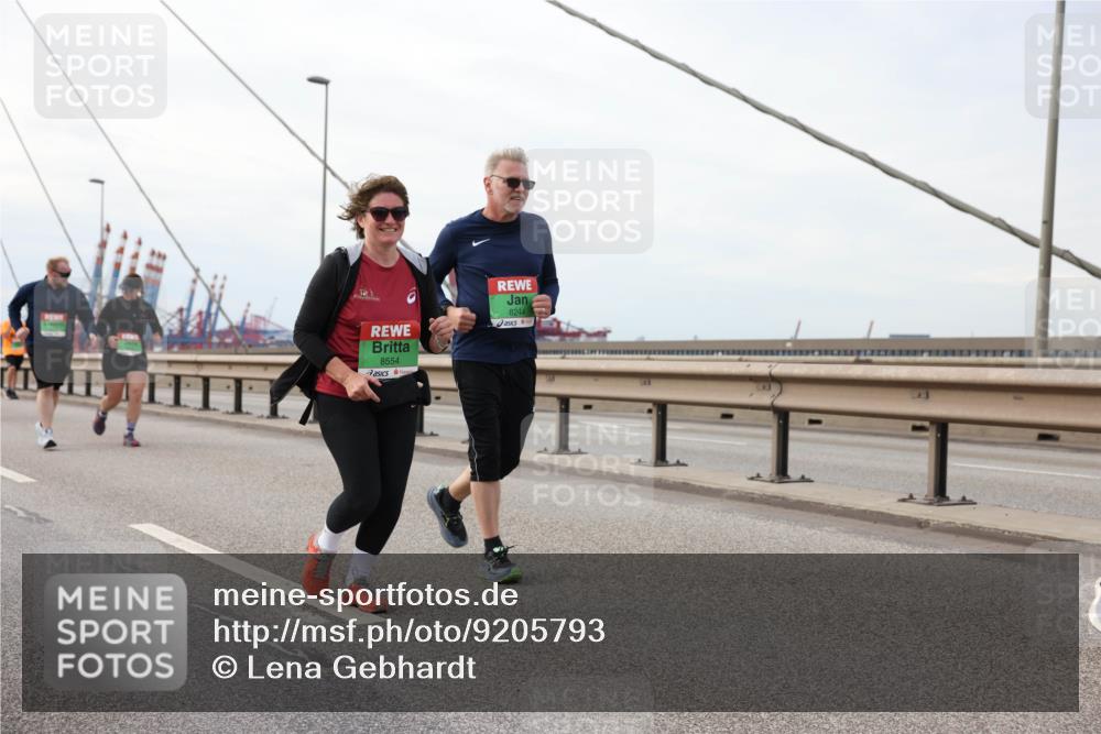 03.10.2025 - Köhlbrandbrückenlauf Lena Gebhardt http://msf.ph/oto/9205793 03.10.2025 16:02:36 Position 2 8554, 8244, 11111 meine-sportfotos.de