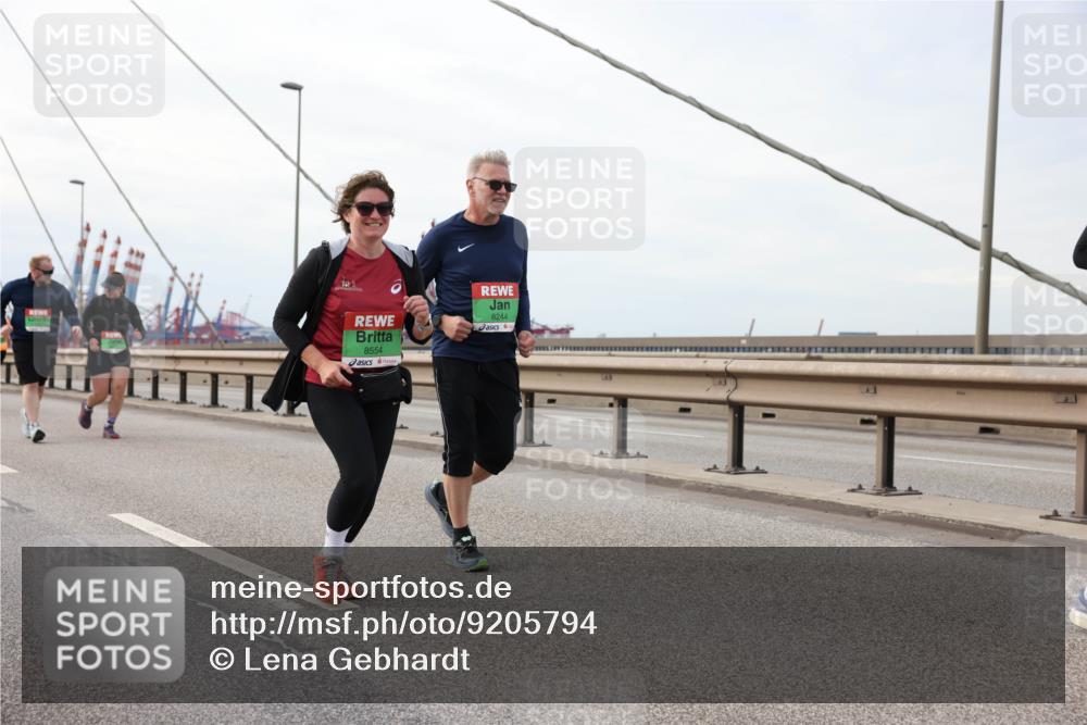 03.10.2025 - Köhlbrandbrückenlauf Lena Gebhardt http://msf.ph/oto/9205794 03.10.2025 16:02:36 Position 2 8554, 8244 meine-sportfotos.de