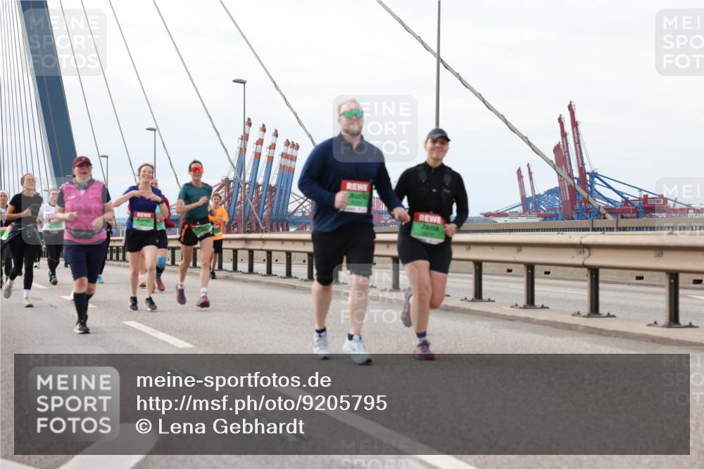 03.10.2025 - Köhlbrandbrückenlauf Lena Gebhardt http://msf.ph/oto/9205795 03.10.2025 16:02:38 Position 2  meine-sportfotos.de