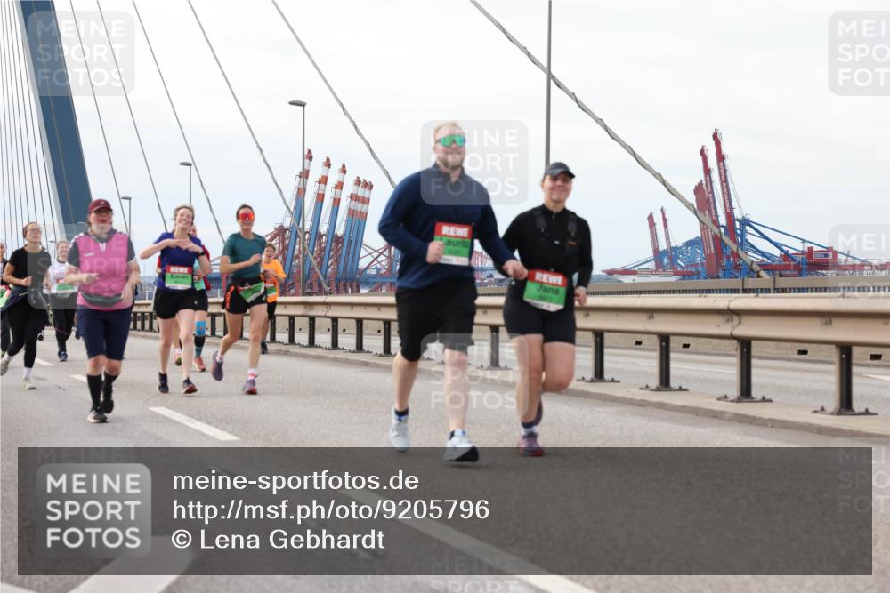 03.10.2025 - Köhlbrandbrückenlauf Lena Gebhardt http://msf.ph/oto/9205796 03.10.2025 16:02:38 Position 2  meine-sportfotos.de