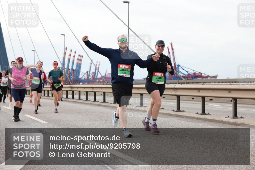 03.10.2025 - Köhlbrandbrückenlauf Lena Gebhardt http://msf.ph/oto/9205798 03.10.2025 16:02:39 Position 2 8323, 8472 meine-sportfotos.de