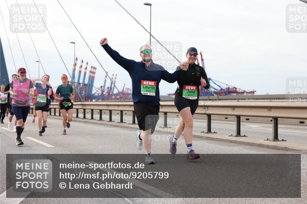 03.10.2025 - Köhlbrandbrückenlauf Lena Gebhardt http://msf.ph/oto/9205799 03.10.2025 16:02:39 Position 2 8323, 8472 meine-sportfotos.de