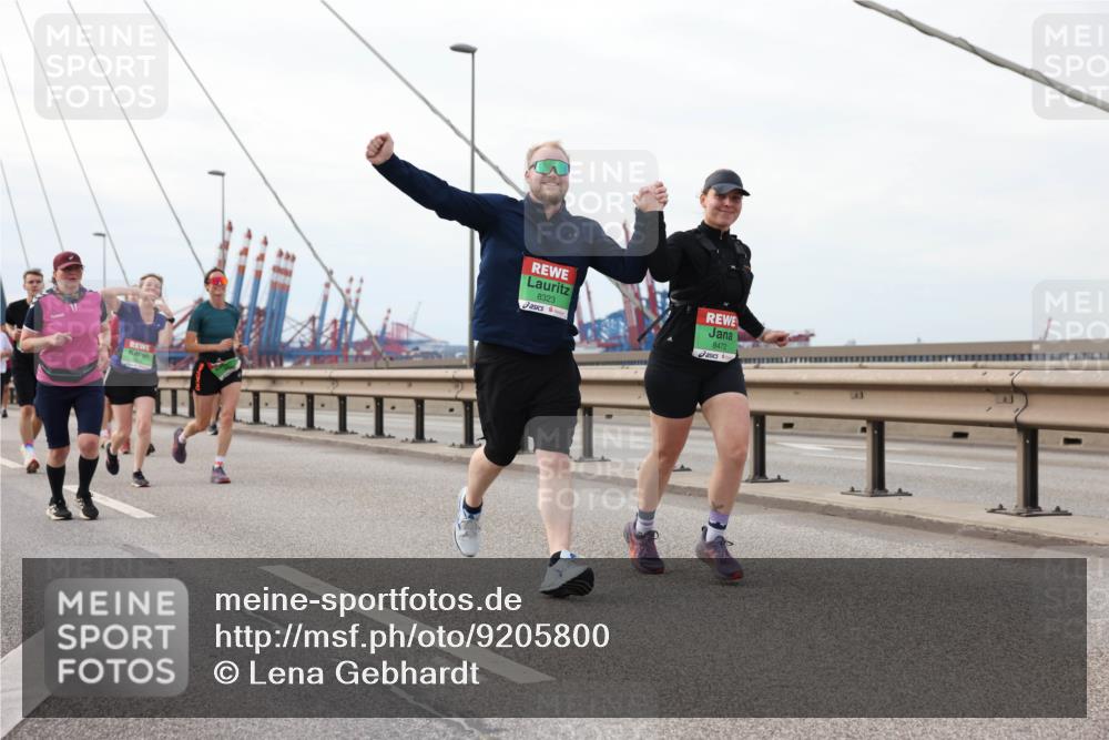 03.10.2025 - Köhlbrandbrückenlauf Lena Gebhardt http://msf.ph/oto/9205800 03.10.2025 16:02:39 Position 2 8323, 8472, 1111 meine-sportfotos.de