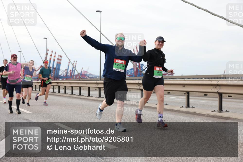 03.10.2025 - Köhlbrandbrückenlauf Lena Gebhardt http://msf.ph/oto/9205801 03.10.2025 16:02:39 Position 2 8323, 8472 meine-sportfotos.de