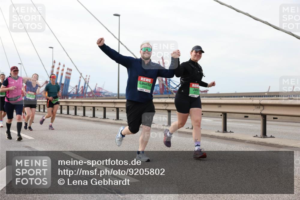 03.10.2025 - Köhlbrandbrückenlauf Lena Gebhardt http://msf.ph/oto/9205802 03.10.2025 16:02:39 Position 2 8323, 8472 meine-sportfotos.de
