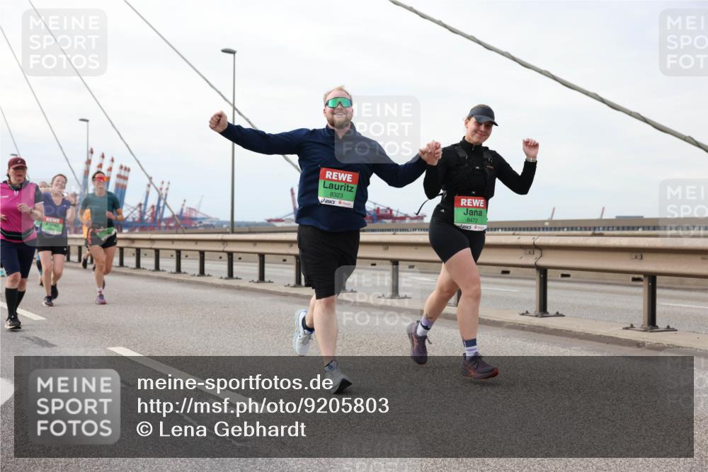 03.10.2025 - Köhlbrandbrückenlauf Lena Gebhardt http://msf.ph/oto/9205803 03.10.2025 16:02:40 Position 2 8323, 8472 meine-sportfotos.de