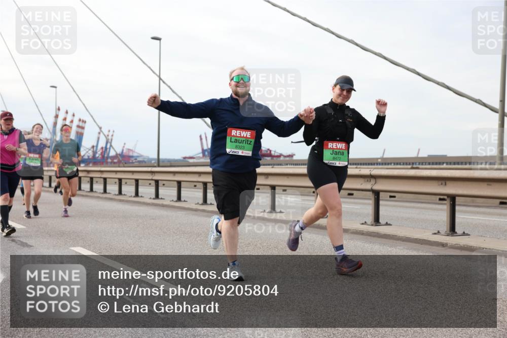 03.10.2025 - Köhlbrandbrückenlauf Lena Gebhardt http://msf.ph/oto/9205804 03.10.2025 16:02:40 Position 2 8323, 8472 meine-sportfotos.de