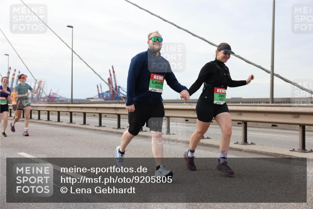 03.10.2025 - Köhlbrandbrückenlauf Lena Gebhardt http://msf.ph/oto/9205805 03.10.2025 16:02:40 Position 2 8323, 8472 meine-sportfotos.de