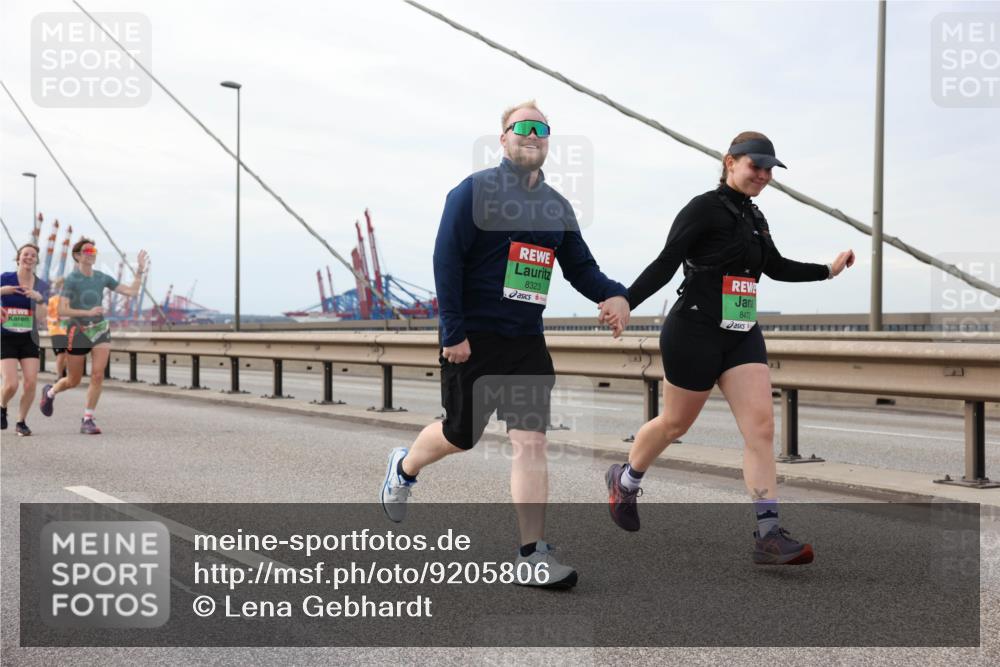 03.10.2025 - Köhlbrandbrückenlauf Lena Gebhardt http://msf.ph/oto/9205806 03.10.2025 16:02:40 Position 2 8323, 8472 meine-sportfotos.de