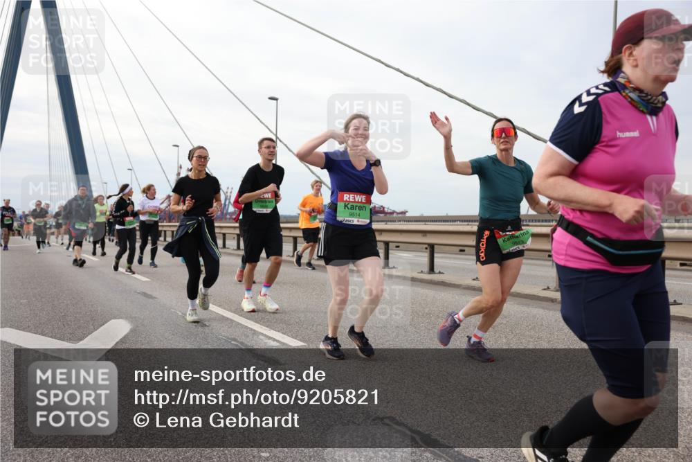 03.10.2025 - Köhlbrandbrückenlauf Lena Gebhardt http://msf.ph/oto/9205821 03.10.2025 16:02:43 Position 2 9514, 9513 meine-sportfotos.de