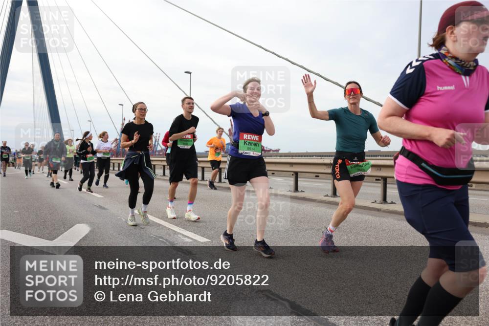 03.10.2025 - Köhlbrandbrückenlauf Lena Gebhardt http://msf.ph/oto/9205822 03.10.2025 16:02:43 Position 2 9514, 9513 meine-sportfotos.de