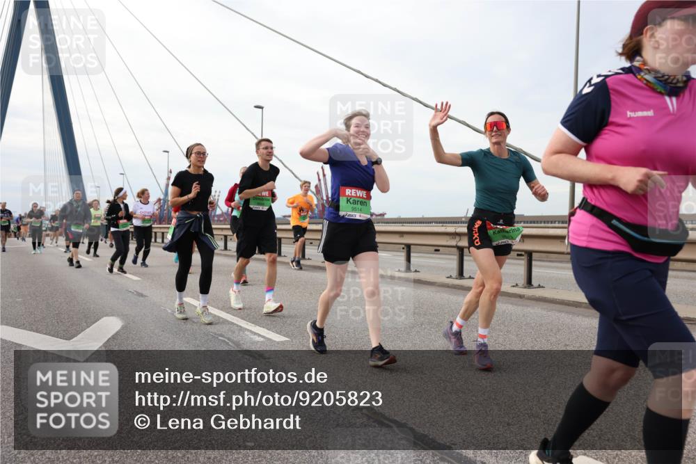 03.10.2025 - Köhlbrandbrückenlauf Lena Gebhardt http://msf.ph/oto/9205823 03.10.2025 16:02:43 Position 2 9514, 9513 meine-sportfotos.de