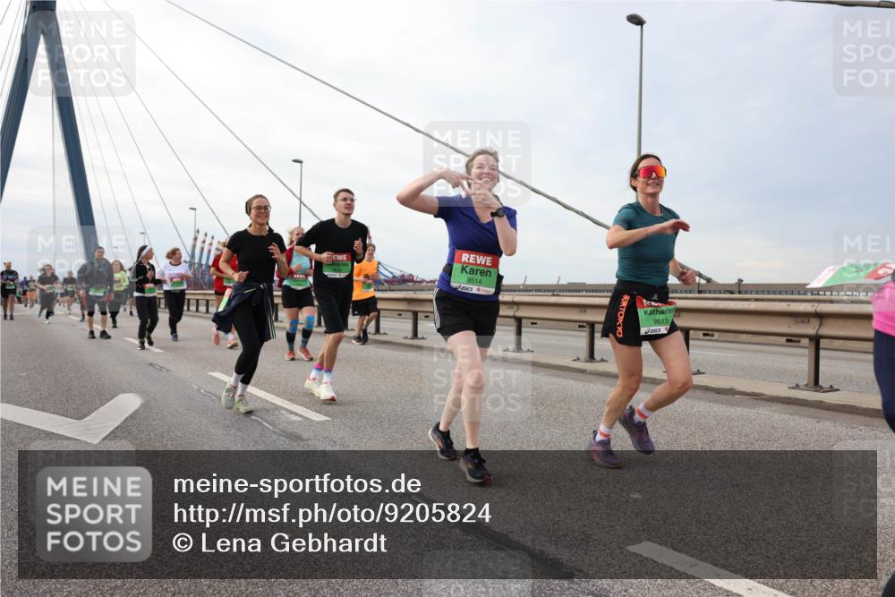 03.10.2025 - Köhlbrandbrückenlauf Lena Gebhardt http://msf.ph/oto/9205824 03.10.2025 16:02:44 Position 2 9514, 9513 meine-sportfotos.de