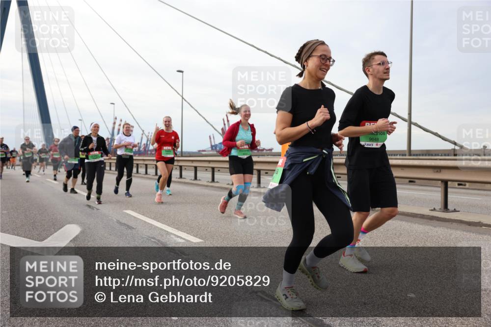03.10.2025 - Köhlbrandbrückenlauf Lena Gebhardt http://msf.ph/oto/9205829 03.10.2025 16:02:45 Position 2 9648 meine-sportfotos.de