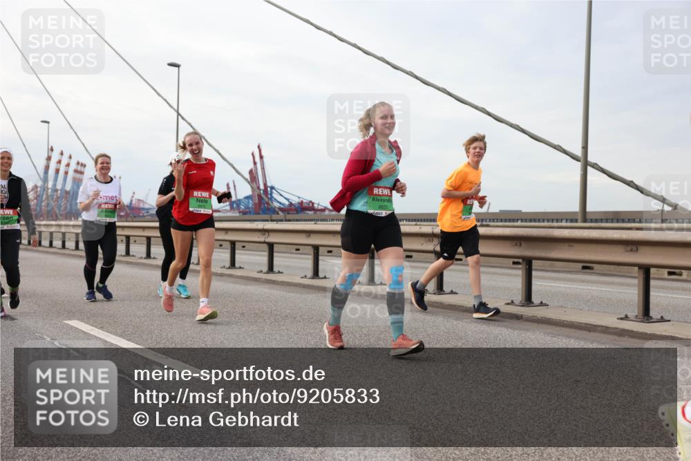 03.10.2025 - Köhlbrandbrückenlauf Lena Gebhardt http://msf.ph/oto/9205833 03.10.2025 16:02:45 Position 2 8837 meine-sportfotos.de