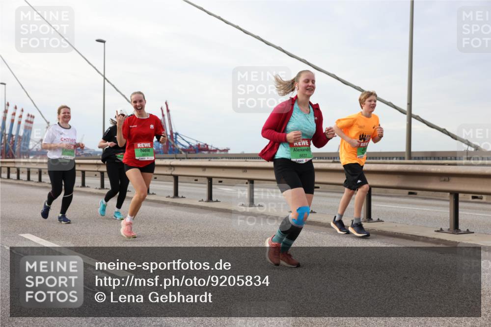 03.10.2025 - Köhlbrandbrückenlauf Lena Gebhardt http://msf.ph/oto/9205834 03.10.2025 16:02:45 Position 2 4, 8918, 8837 meine-sportfotos.de