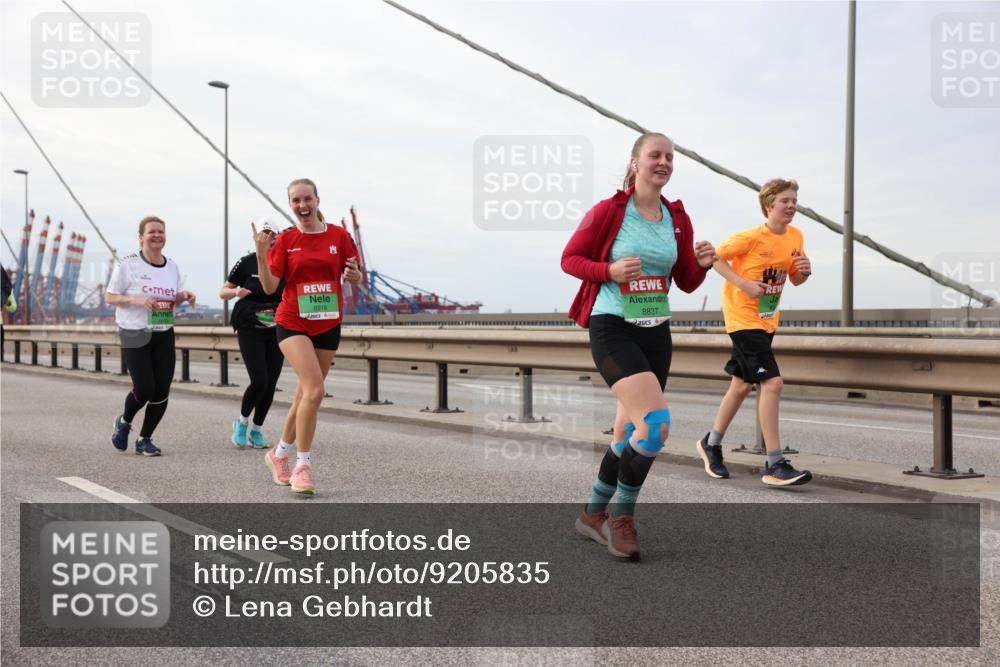 03.10.2025 - Köhlbrandbrückenlauf Lena Gebhardt http://msf.ph/oto/9205835 03.10.2025 16:02:46 Position 2 8918, 8837 meine-sportfotos.de