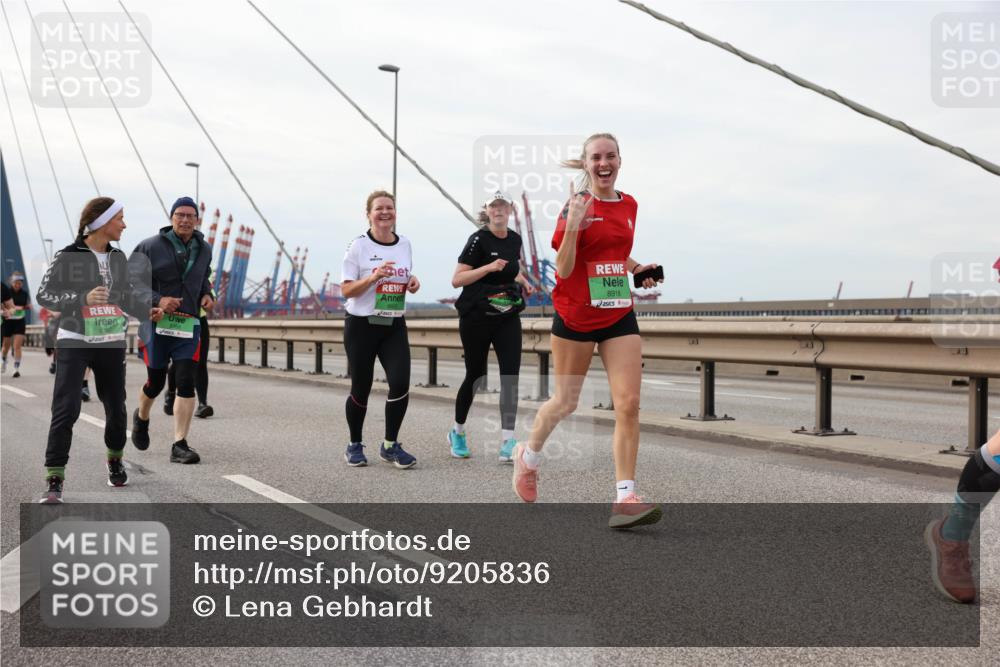 03.10.2025 - Köhlbrandbrückenlauf Lena Gebhardt http://msf.ph/oto/9205836 03.10.2025 16:02:46 Position 2 8767, 8918 meine-sportfotos.de
