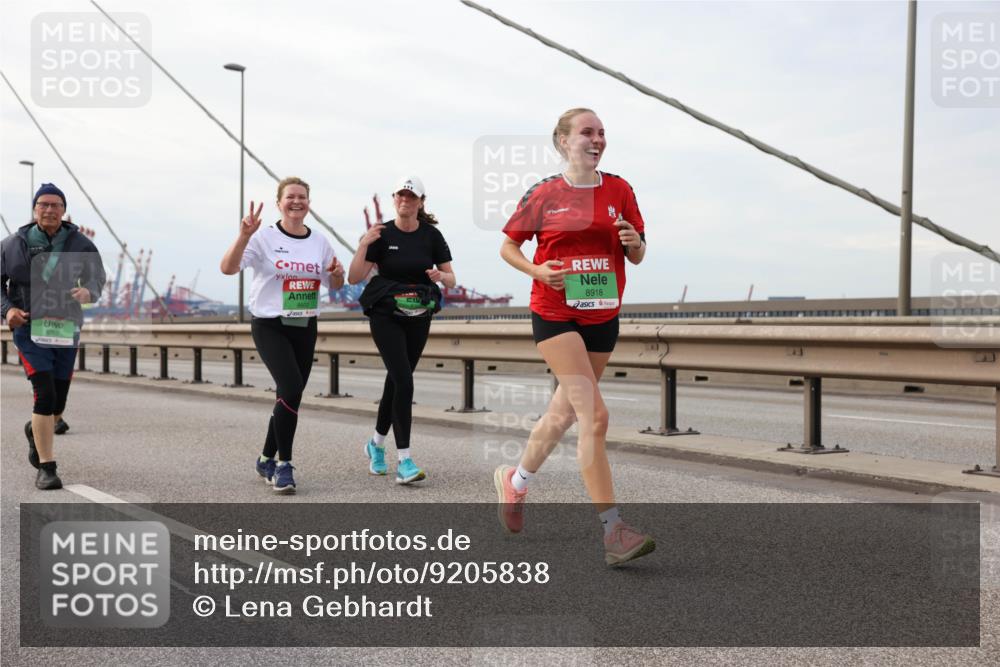 03.10.2025 - Köhlbrandbrückenlauf Lena Gebhardt http://msf.ph/oto/9205838 03.10.2025 16:02:46 Position 2 8768, 8602, 8918 meine-sportfotos.de