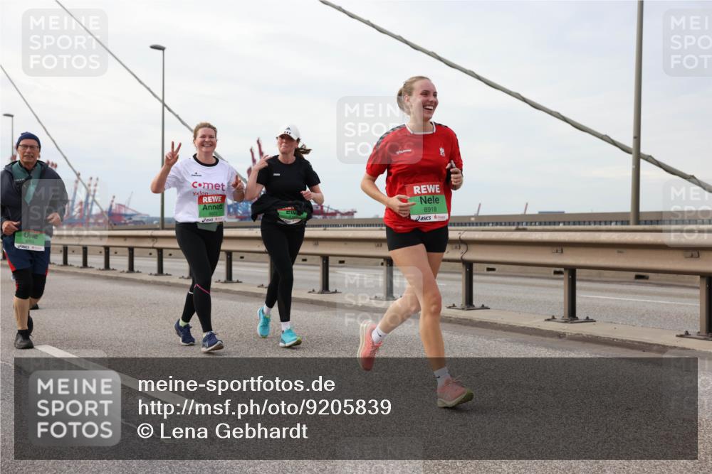 03.10.2025 - Köhlbrandbrückenlauf Lena Gebhardt http://msf.ph/oto/9205839 03.10.2025 16:02:46 Position 2 8768, 8602, 8918 meine-sportfotos.de