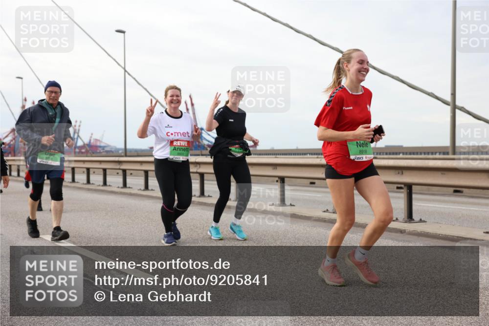 03.10.2025 - Köhlbrandbrückenlauf Lena Gebhardt http://msf.ph/oto/9205841 03.10.2025 16:02:47 Position 2 8768, 8602, 8918 meine-sportfotos.de