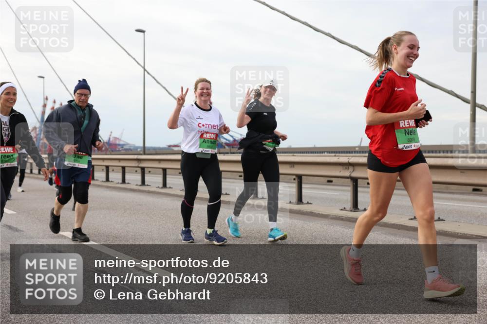 03.10.2025 - Köhlbrandbrückenlauf Lena Gebhardt http://msf.ph/oto/9205843 03.10.2025 16:02:47 Position 2 8768, 8602, 8918 meine-sportfotos.de