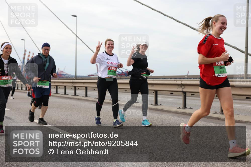 03.10.2025 - Köhlbrandbrückenlauf Lena Gebhardt http://msf.ph/oto/9205844 03.10.2025 16:02:47 Position 2 8768, 8918, 8602 meine-sportfotos.de