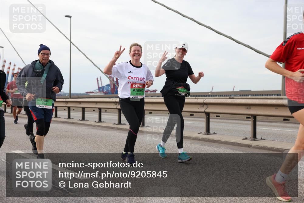 03.10.2025 - Köhlbrandbrückenlauf Lena Gebhardt http://msf.ph/oto/9205845 03.10.2025 16:02:47 Position 2 8768, 8602 meine-sportfotos.de