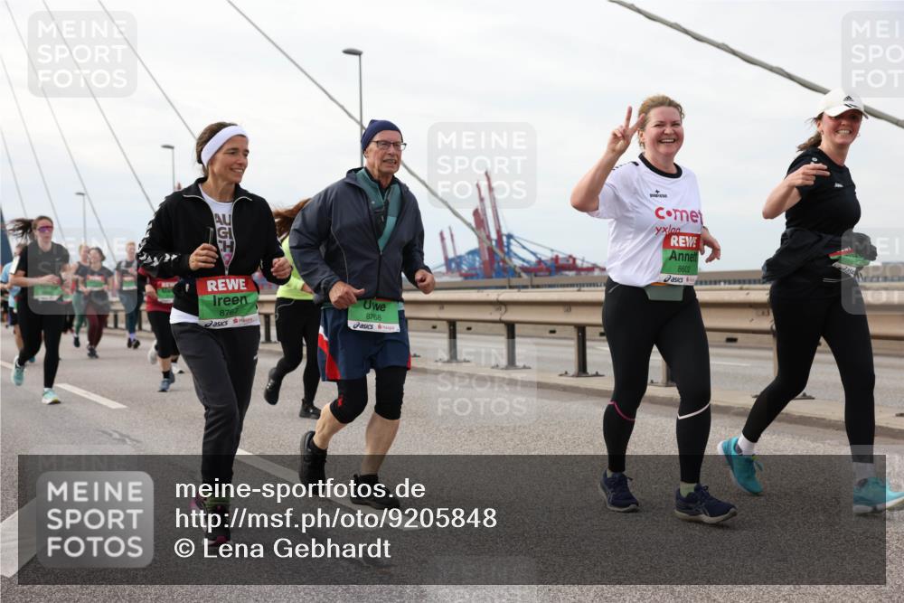 03.10.2025 - Köhlbrandbrückenlauf Lena Gebhardt http://msf.ph/oto/9205848 03.10.2025 16:02:47 Position 2 8767, 8768, 8602 meine-sportfotos.de